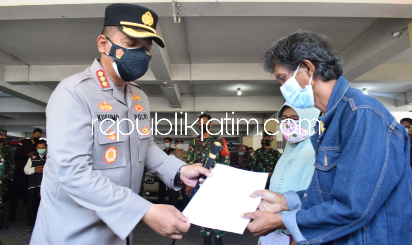 PULANG - Kapolresta Sidoarjo Kombes Pol Kusumo Wahyu Bintoro menyerahkan surat sehat kepada Kasiamti yang sudah dinyatakan negatif Covid-19 dan diperbolehkan pulang dari tempat Isoter Hotel Delta Sinar Mayang Sidoarjo, Kamis (02/09/2021).