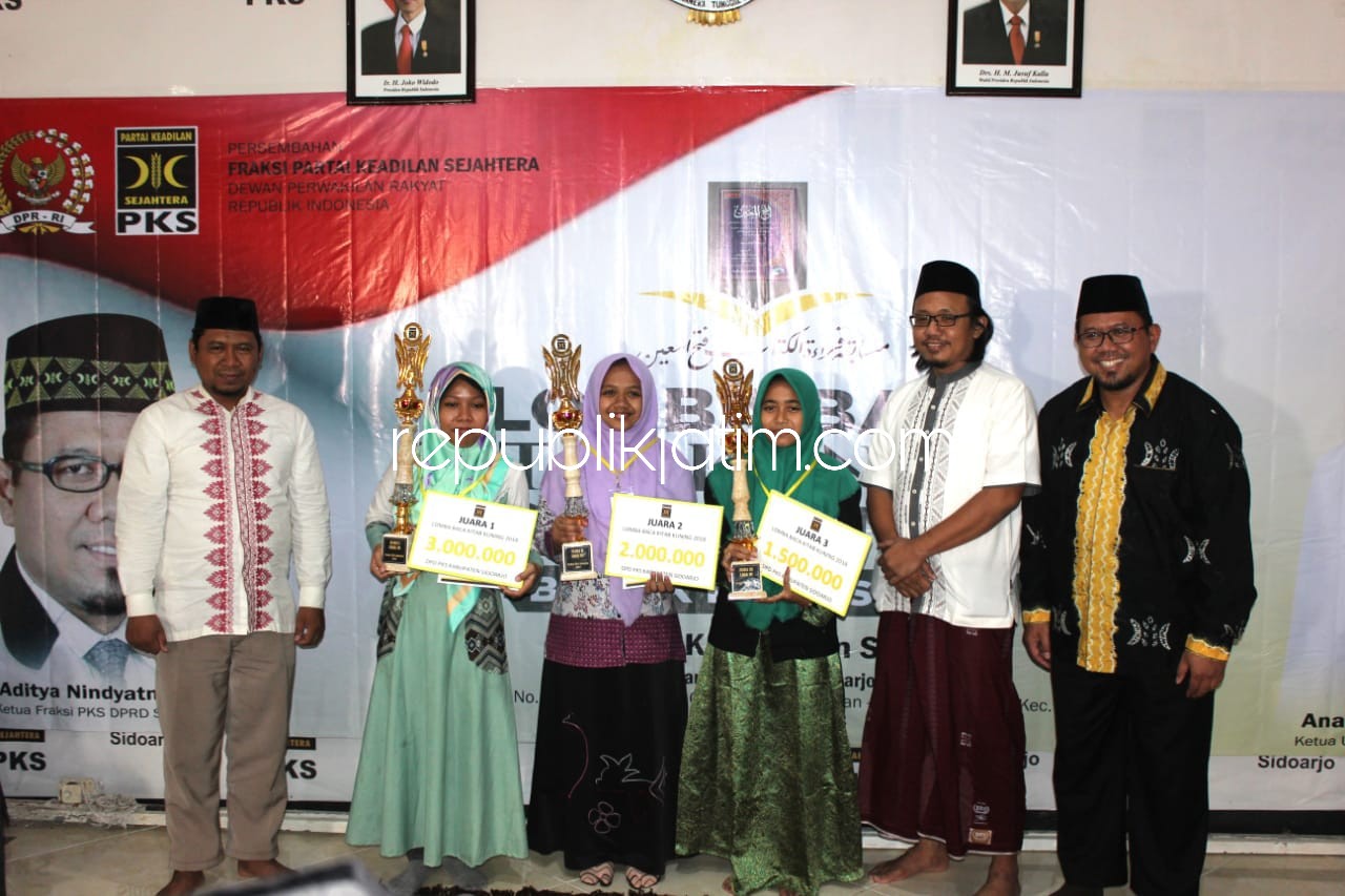 HADIAH - Ketua DPD PKS Sidoarjo, Anang Ma’ruf didampingi Ketua Fraksi PKS DPRD Sidoarjo, Aditya Nindyatman dan anggota fraksi PKS Mulyono menyerahkan hadiah dan tropi kepada para juara lomba baca Kitab Kuning, Minggu (02/08/2018).