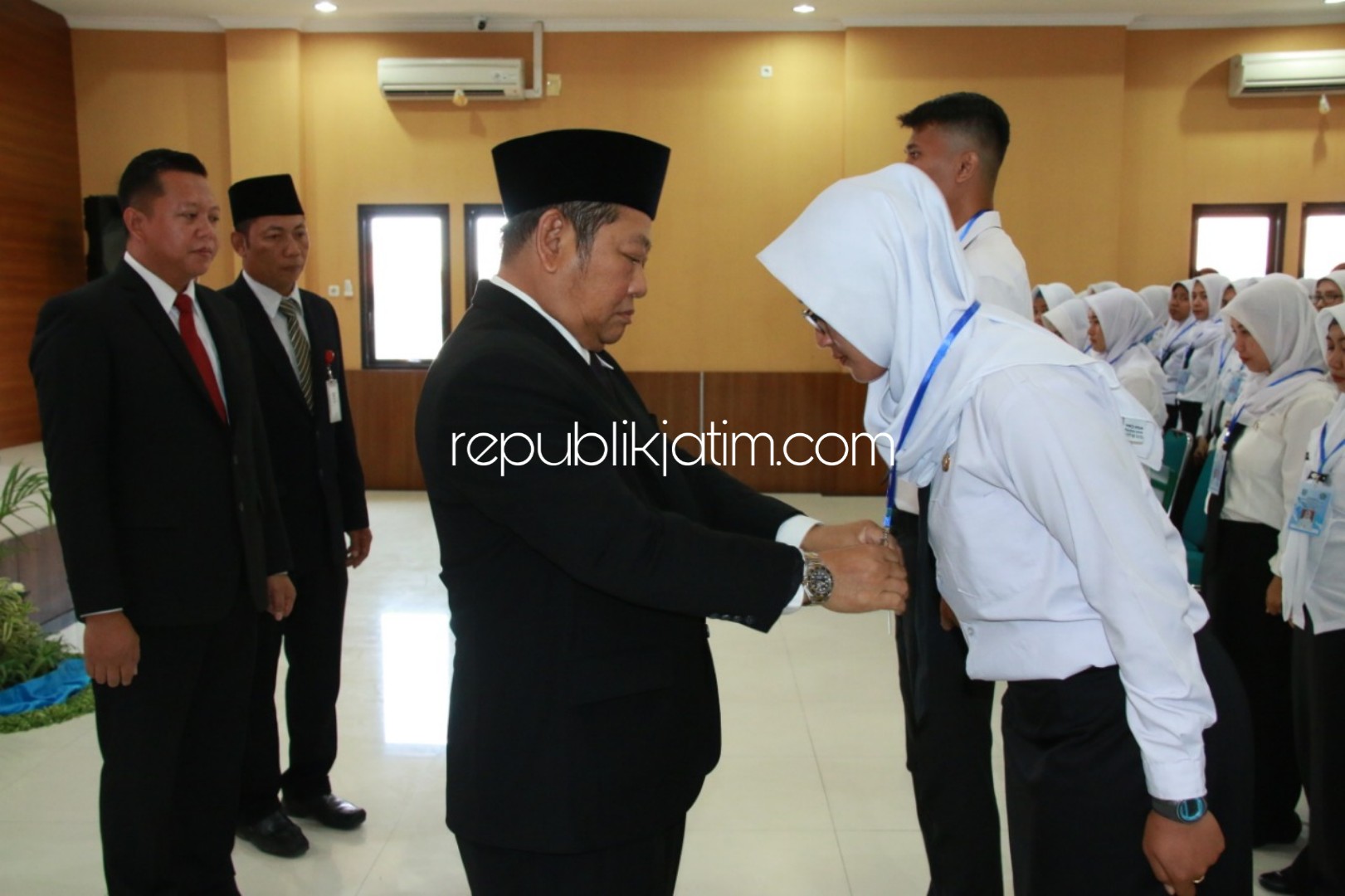 PELATIHAN - Bupati Sidoarjo, Saiful Ilah membuka acara Pelatihan Dasar (Latsar) bagi 80 CPNS Golongan III kerjasama dengan Badan Pengembangan Sumber Daya Manusia Daerah (BPSDM) Provinsi Jatim, Senin (02/09/2019).