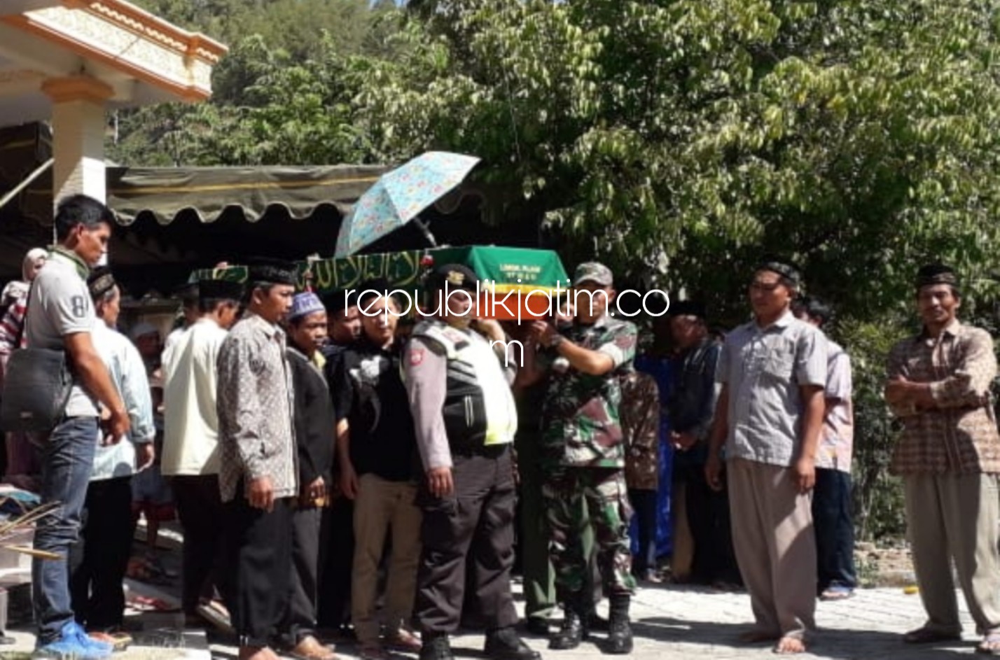 DIMAKAMKAN - Jenazah Aminudin (45) warga Dusun Gembes, Desa/Kecamatan Slahung, Ponorogo yang meninggal dunia di Malaysia tiba di rumah duka, Senin (02/09/2019) petang.