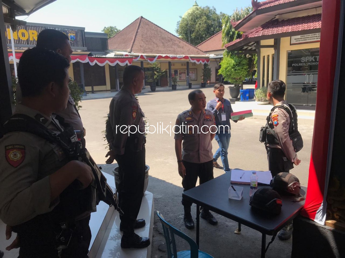 SIDAK - Kapolres Ponorogo, AKBP Radiant menggelar sidak pengamanan Posko Polres Ponorogo sekaligus memerintakan semua tamu diperiksa barang bawannya, Senin (02/09/2019).