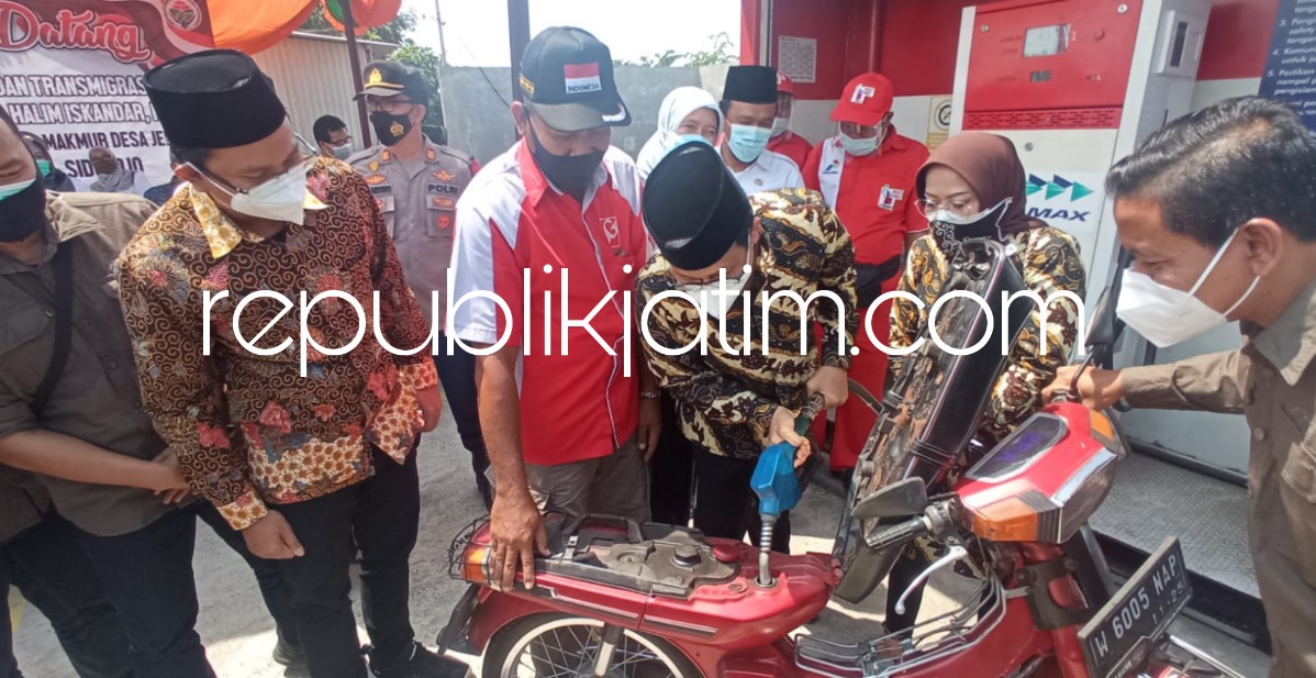 TINJAU - Menteri Desa PDTT, Abdul Halim Iskandar meninjau Perthasop Bumdes Sukses Makmur, Desa Jemirahan, Kecamatan Jabon, Sidoarjo, Jumat (03/09/2021). 