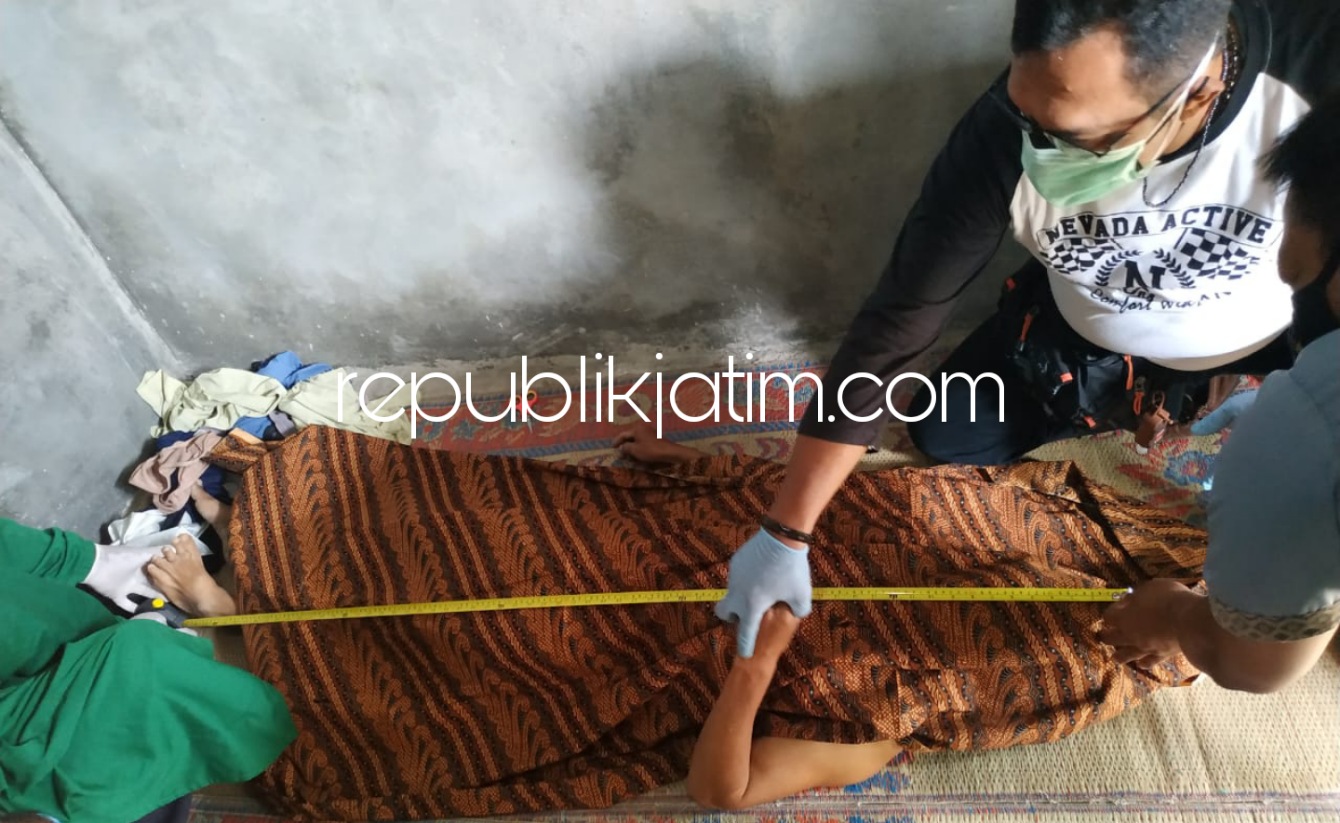 GANTUNG DIRI - Petugas kepolisian dan tim medis saat memeriksa tubuh Saudi (56) warga Desa Nglumpang, Kecamatan Mlarak, Ponorogo yang tewas akibat gantung diri, Jumat (03/09/2021).