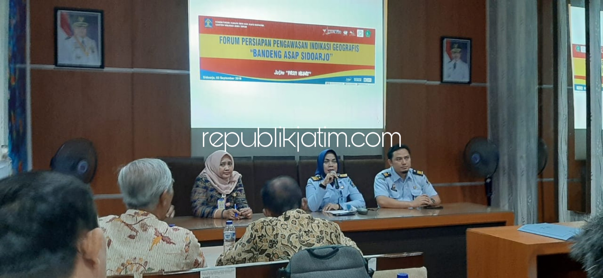 PAPARAN - Kadiv Yankumham, Hajerati memberi paparan dalam persiapan pengawasan produk IG di Aula Dinas Perikanan dan Kelautan Pemkab Sidoarjo diikuti Forum Komunikasi Masyarakat Tambak (FKMT) Kota Delta, Selasa (03/09/2019).