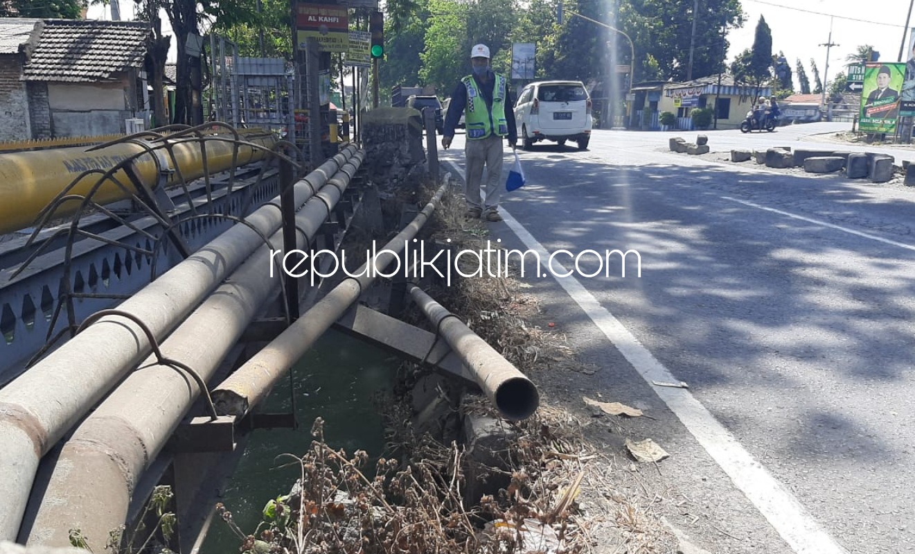 RUSAK - Pagar pembatas sisi selatan jalan sebelum traffi light (lampu merah) perempatan Desa Bakalan, Kecamatan Balongbendo, Sidoarjo di jalur utama Surabaya - Mojokerto rusak dibiarkan bertahun-tahun membahayakan pengguna jalan, Kamis (03/09/2020).