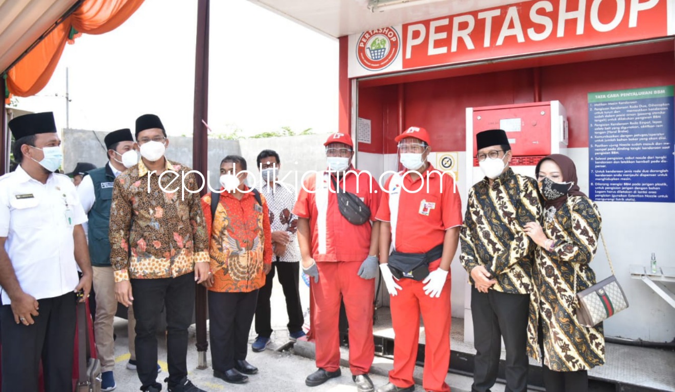 KUNJUNGAN - Menteri Desa, Pembangunan Daerah Tertinggal dan Transmigrasi (Mendes PDTT), Abdul Halim Iskandar (Gus Halim) saat mengunjungi Pertashop pengisian BBM milik Bumdes Sukses Makmur, Desa Jemirahan, Kecamatan Jabon, Sidoarjo, Jumat (03/09/2021).