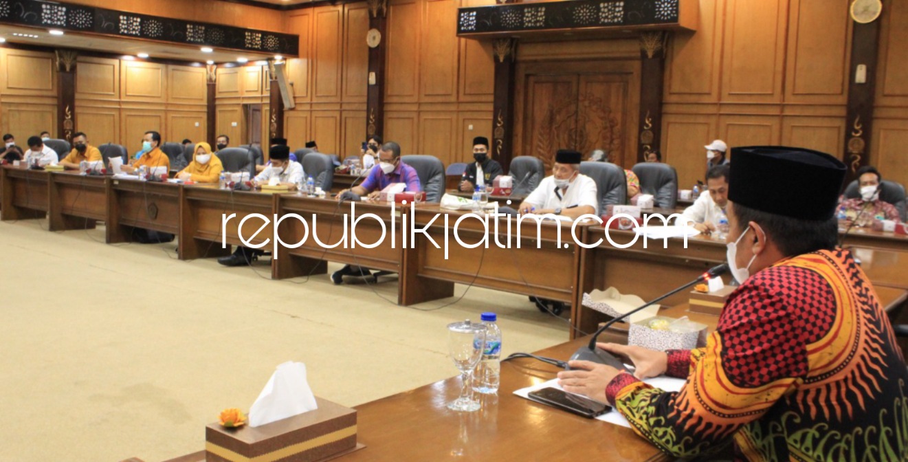 HEARING - Anggota dan pimpinan Komisi D DPRD Sidoarjo melaksanakan hearing bersama BPJS Kesehatan Cabang Sidoarjo dan sejumlah OPD terkait karena amburadulnya data penerima JKN KIS program UHC di ruang Paripurna DPRD Sidoarjo, Jumat (03/09/2021).