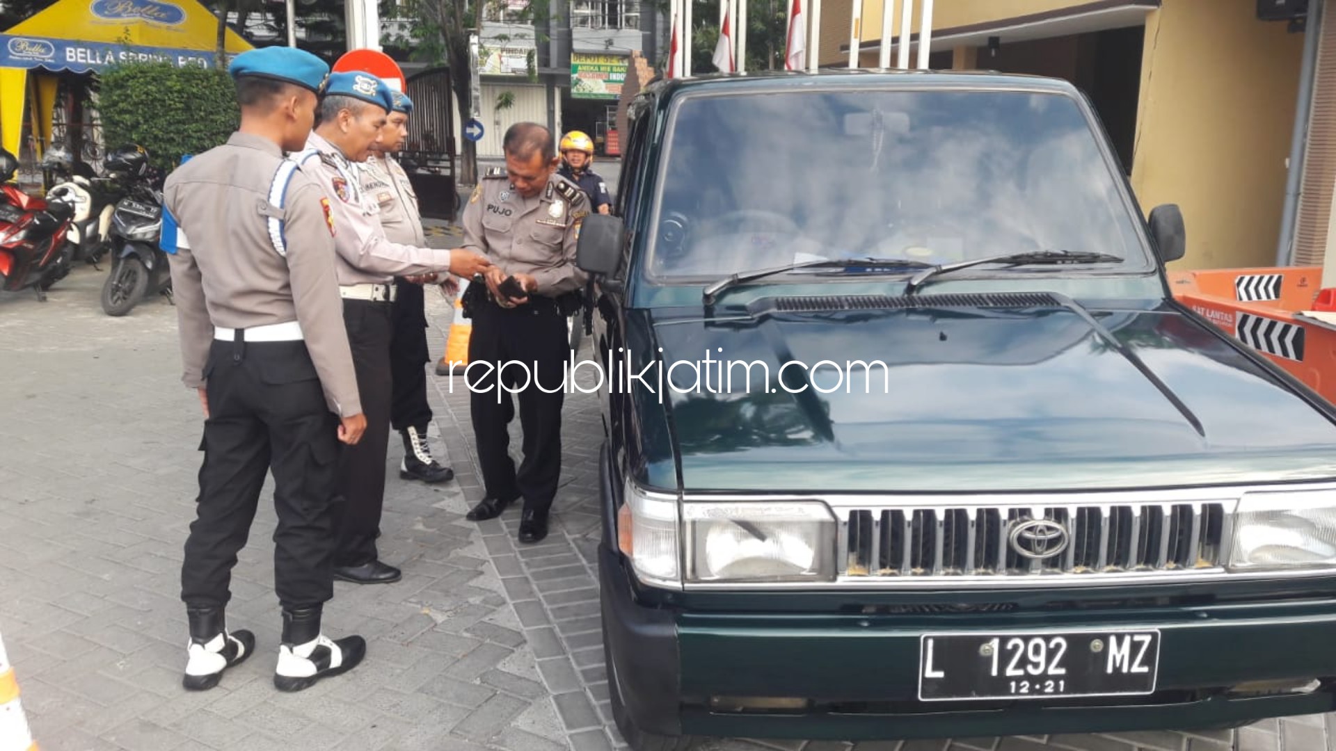 ANGGOTA - Petugas Propam Polresta Sidoarjo mengoperasi kelengkapan berkendara anggota dan ASN Polresta Sidoarjo, Selasa (03/09/2019).