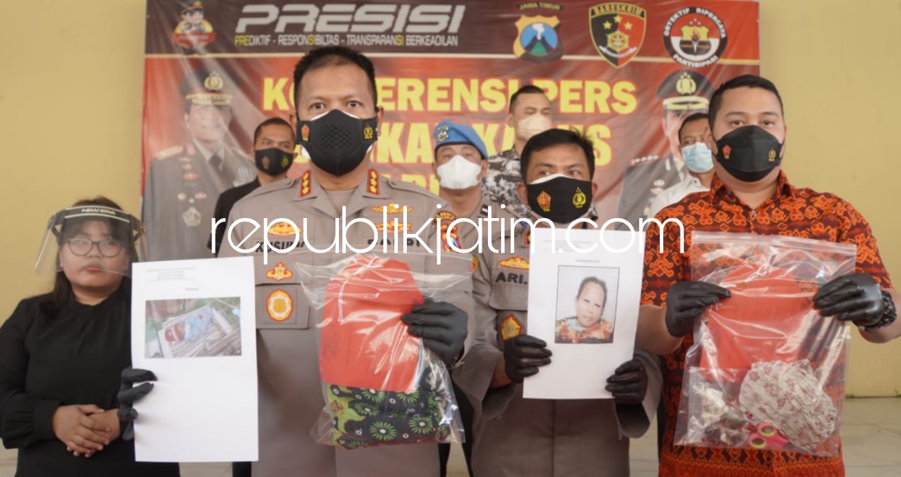 PEMBUANG BAYI - Kapolresta Sidoarjo, Kombes Pol Kusumo Wahyu Bintoro saat menunjukkan barang bukti dan ibu kandung pembuang bayi perempuan cantik di Polresta Sidoarjo, Jumat (03/09/2021). 