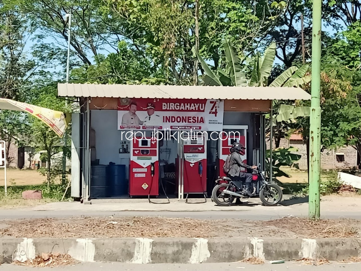 POM MINI - Usaha Pom Mini (Pertamini) inilah yang membuat Cipto warga Desa Kedungcangkring, Kecamatan Jabon, Sidoarjo diperiksa tim penyidik Satuan Reskrim, Polresta Sidoarjo, Selasa (03/09/2019).