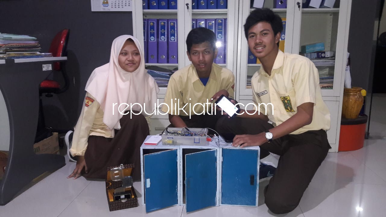 MEMPRAKTEKKAN - Tim Rekto Smamda mempraktekkan hasil inovasinya yang menjadi juara 1 diajang Amicta di Jogyakarta dengan inovasi karya terbaru S-LOCDROID (smart locker based on android), Selasa (04/09/2018).