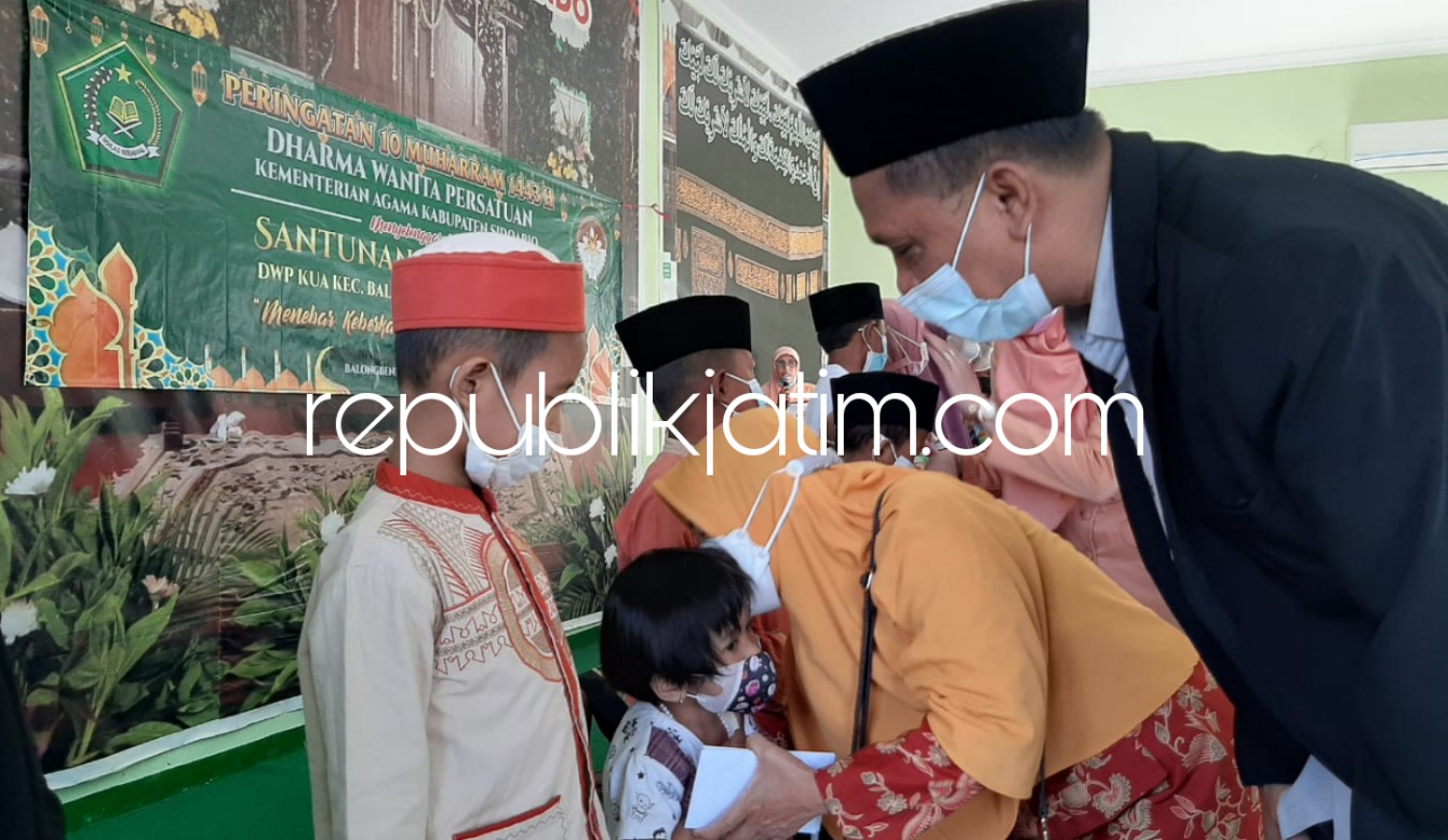 SANTUNI - Sejumlah anak yatim saat menerima santunan bingkisan makanan dan uang di gedung serba guna lantai 2 KUA Balongbendo, Sidoarjo, Jumat (03/09/2021). 