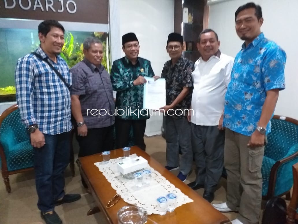 PENYERAHAN - Para pimpinan DPD PAN Sidoarjo menyerahkan surat rekomendasi DPP PAN yang menunjuk Emir Firdaus sebagai Wakil Ketua DPRD Sidoarjo dan Adi Syamsetyo sebagai Ketua Fraksi PAN DPRD Sidoarjo, Rabu (04/09/2019).