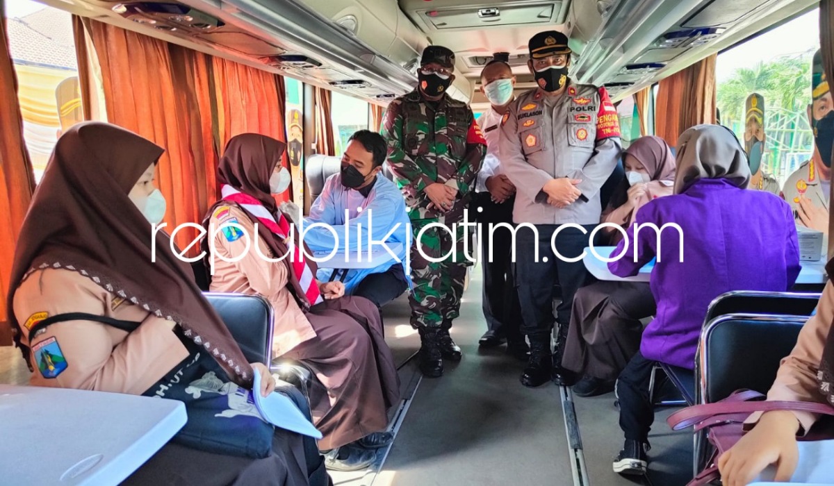 SUNTIK VAKSIN - Sejumlah siswa SMAN 1 Krian saat disuntik vaksin Sinovac tim tenaga kesehatan di dalam gerai mobile vaksin Polresta Sidoarjo, Jumat (03/09/2021). 