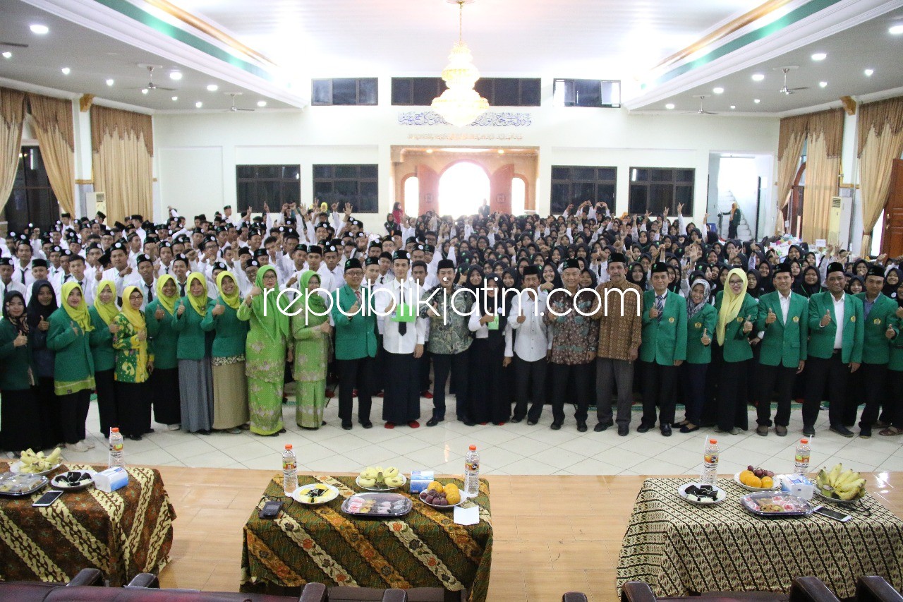 PENGARAHAN - Wabup Sidoarjo, Nur Ahmad Syaifuddin memberikan pengarahan kepada 628 mahasiswa baru (maba) Unusida yang digelar di Gedung Rohmatul Ummah, Perumahan Bluru Keluharan Sidoklumpuk, Kecamatan Sidoarjo, Selasa (04/09/2018). 