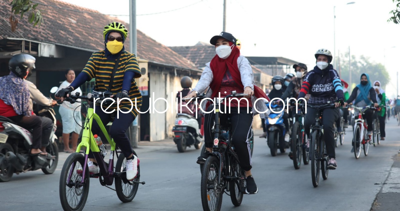 GOWES - Istri Bupati Sidoarjo, Ny Sa'adah Ahmad Muhdlor Ali (Gus Muhdlor) gowes keliling Sidoarjo untuk menjaga imun sekaligus sering mengkonsumsi sayuran agar tetap sehat, Sabtu (04/09/2021). 