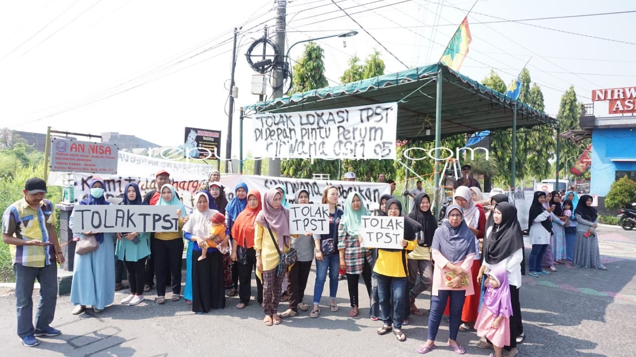 DEMO - Puluhan warga Perum Nirwana Asri Desa Kemasan, Kecamatan Krian, Sidoarjo menggelar demo penolakan pembangunan Tempat Penampungan Sampah Terpadu (TPST) di depan perumahannya, Rabu (04/09/2019).