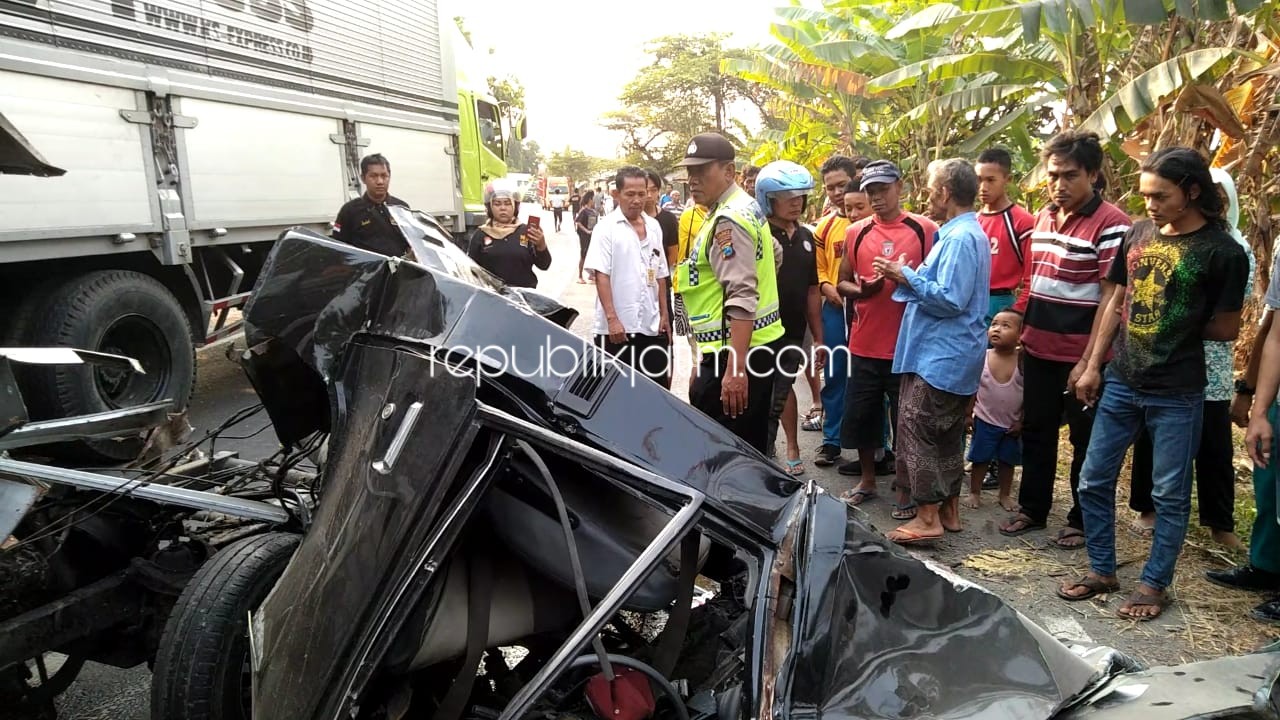 RINGSEK - Kondisi mobil pikup hancur usai menabrak truk box di JL Raya Desa Lemujut, Kecamatan Krembung, Sidoarjo, Rabu (04/09/2019) sore.