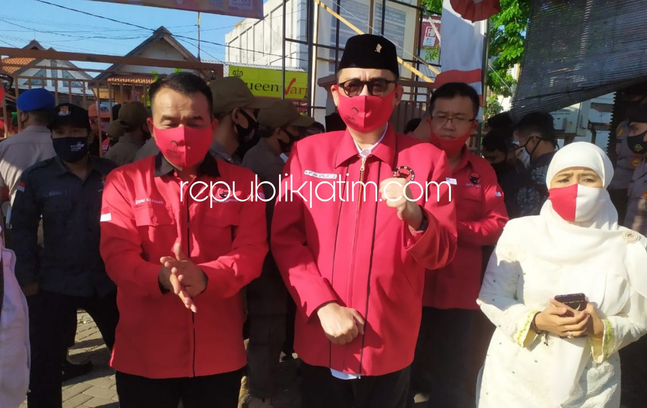 DAFTAR - Paslon Bupati Kelana Aprilianto dan Wakil Bupati Dwi Astutik saat mendaftarkan ke KPU Sidoarjo bersama dua partai pengusungnya PDIP dan PAN, Jumat (04/09/2020).