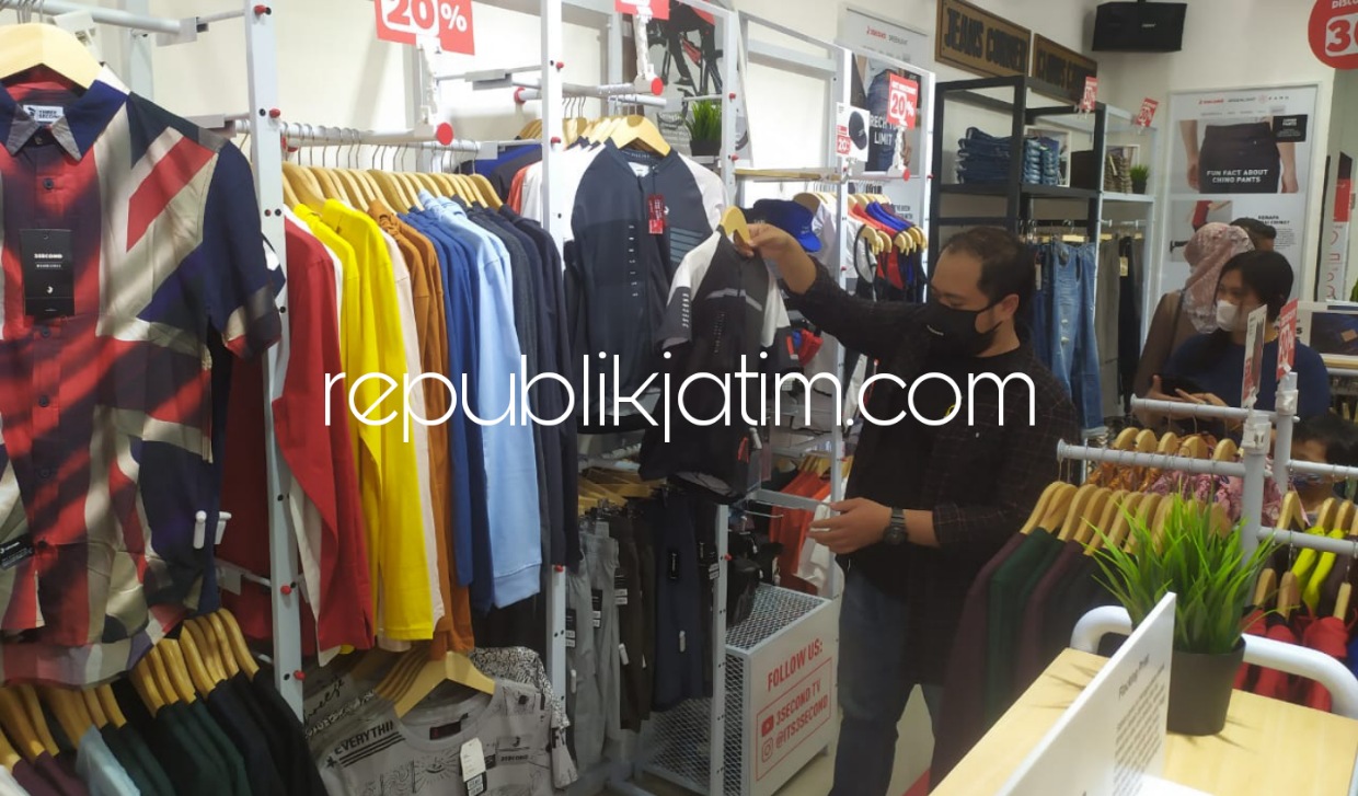 BANJIR DISKON - Head of Local Promotion 3Second, Mohamad Dadan Shofyan membuka 3Second Family Store di JL Pahlawan Nomor 2 Sidoarjo yang diterima masyarakat Sidoarjo karena menyediakan banyak diskon, Sabtu (04/09/2021).