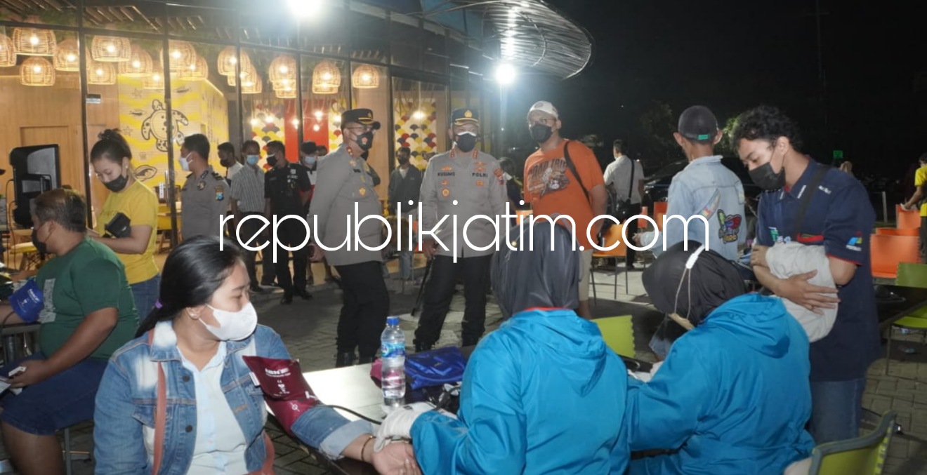 VAKSIN - Kapolresta Sidoarjo Kombes Pol Kusumo Wahyu Bintoro mengecek vaksinasi di Lippo Plaza Sidoarjo, Sabtu (04/09/2021).