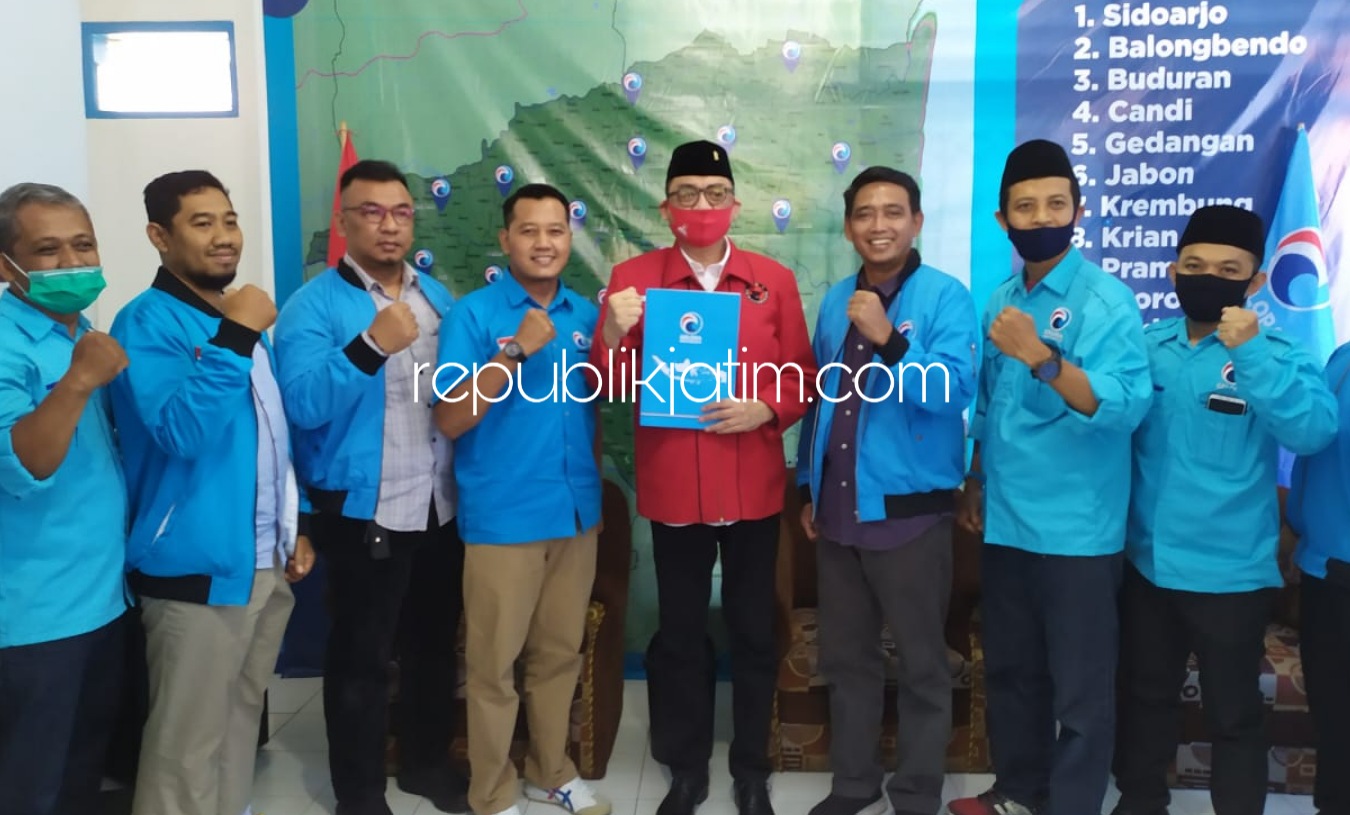 PENYERAHAN - Bacabup Sidoarjo, Kelana Aprilianto menerima rekomendasi dari Partai Gelora di kantor DPD Gelora Sidoarjo, Jumat (04/09/2020).