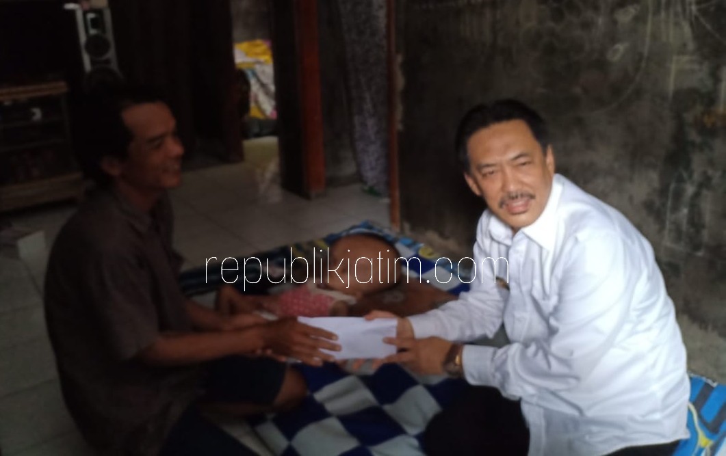 SARANKAN - Wakil Bupati (Wabup) Sidoarjo, Nur Ahmad Syaifuddin menjenguk dan memberikan bantuan kepada keluarga Mubin yang putri ketiganya menderita hydrocephalus, Rabu (05/09/2018).