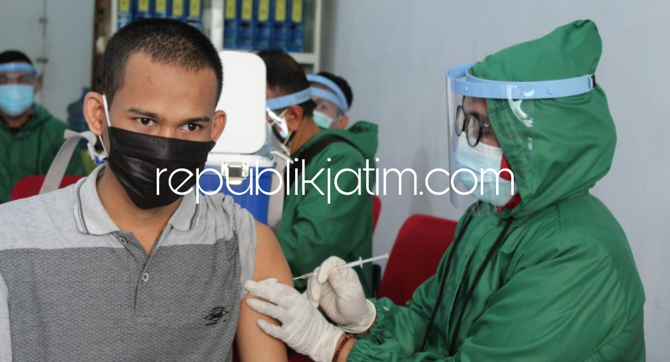 VAKSIN - Ratusan Warga Binaan Pemasyarakatan (WBP) Rutan Surabaya di Medaeng, Kecamatan Waru, Sidoarjo menjalani vaksinasi Covid-19, Minggu (05/09/2021).