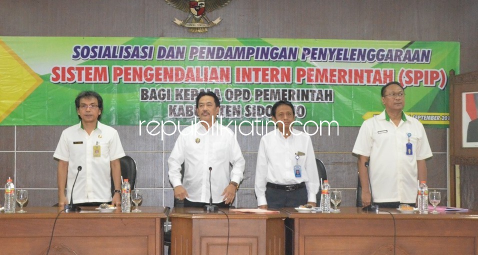 PAPARAN - Wabup Sidoarjo, Nur Ahmad Syaifuddin memberikan paparan Sosialisasi dan Pendampingan Penyelenggaraan Sistem Pengendalian Intern Pemerintah (SPIP) yang diikuti seluruh kepala OPD di ruang pertemuan Delta Graha Pemkab Sidoarjo, Rabu (05/09/2018).