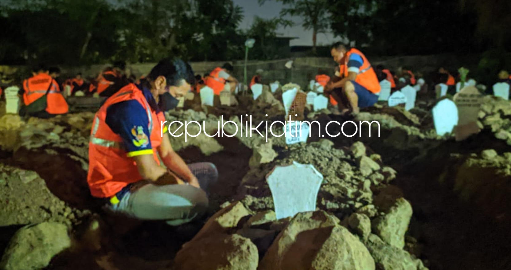 DOA BERSAMA - Sebanyak 54 pelanggar protokol kesehatan dihukum doa bersama di makam korban Covid-19 di TPU Delta Praloyo, JL Lingkar Timur, Sidoarjo, Jumat (04/09/2020) malam. 