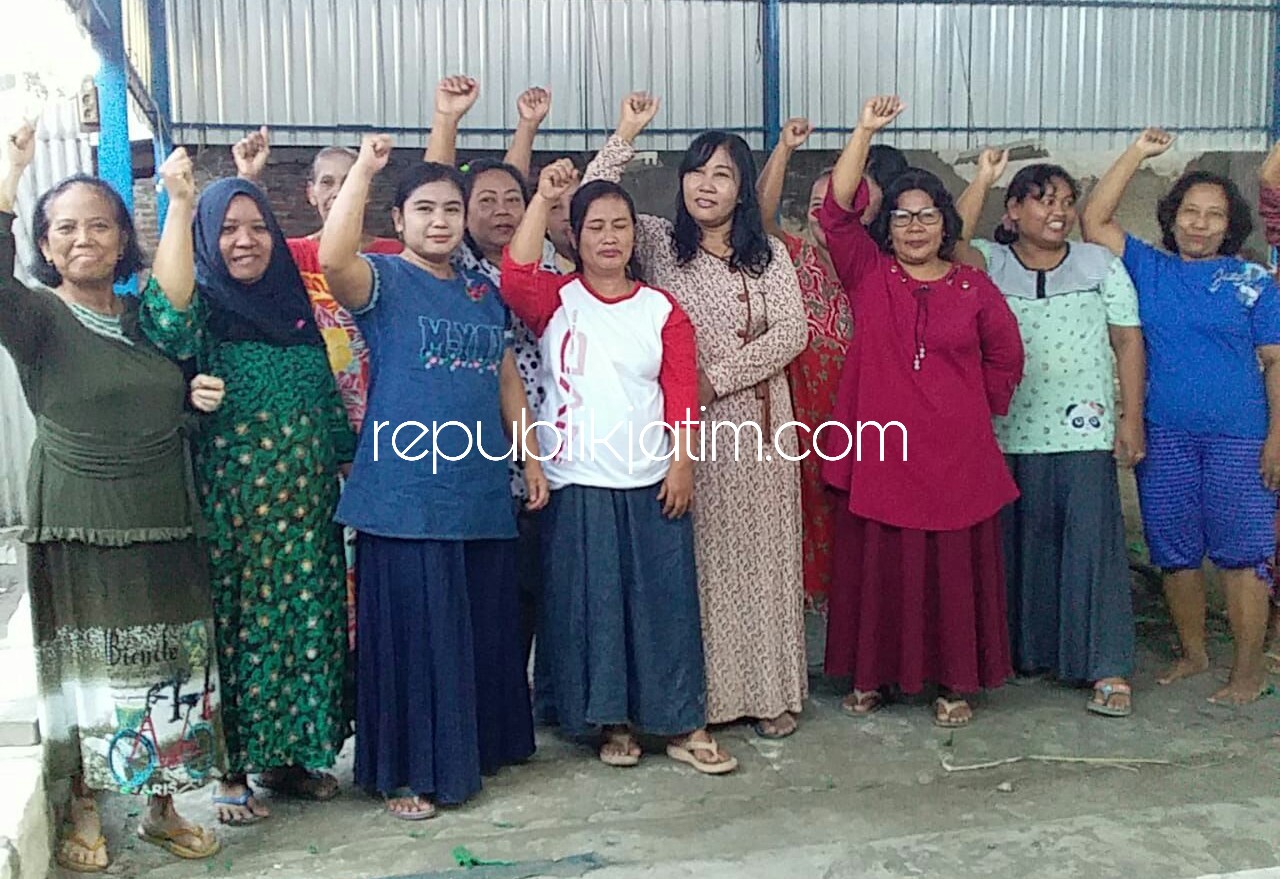 KOMPAK - Sejumlah warga RT 03, RW 01, Desa Pangkemiri, Kecamatan Tulangan, Sidoarjo kompak mengeluhkan proses penggerebekan judi sabung ayam akhir pekan kemarin, Rabu (05/09/2018).