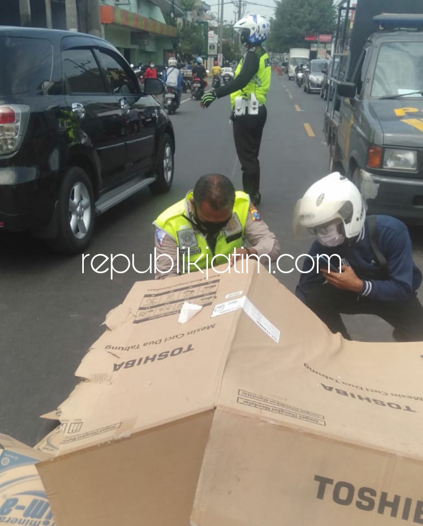 EVAKUASI - Sejumlah petugas Lantas, Polresta Sidoarjo berupaya mengevakuasi korban kecelakaan, Arif Teguh Prihartanto (16) di JL Letjen Sutoyo di depan Bapas, Desa Medaeng, Kecamatan Waru, Sidoarjo, Minggu (05/09/2021). 