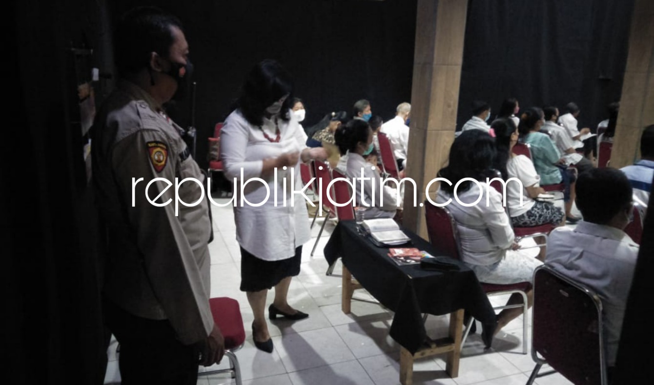 JAGA - Petugas Polresta Sidoarjo dan Polsek Jajaran melaksanakan pengamanan rutin kegiatan ibadah di sejumlah Gereja dan rumah ibadah di Sidoarjo untuk memberikan rasa aman dan nyaman bagi umat Kristen, Minggu (05/09/2021).