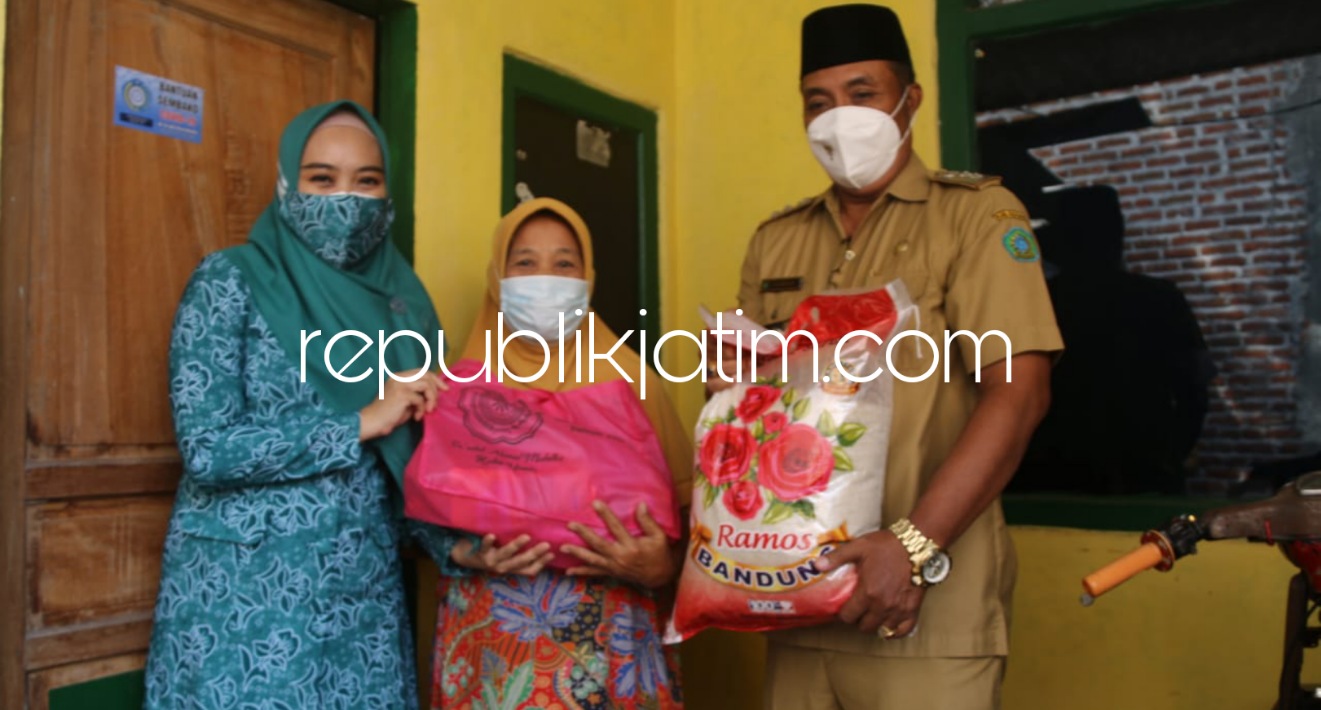 SALURKAN - Istri Bupati Sidoarjo, Ny Sa'adah Ahmad Muhdlor Ali menyalurkan bantuan 200 paket sembako kepada warga empat desa di Kecamatan Jabon, Sidoarjo, Senin (06/09/2021).