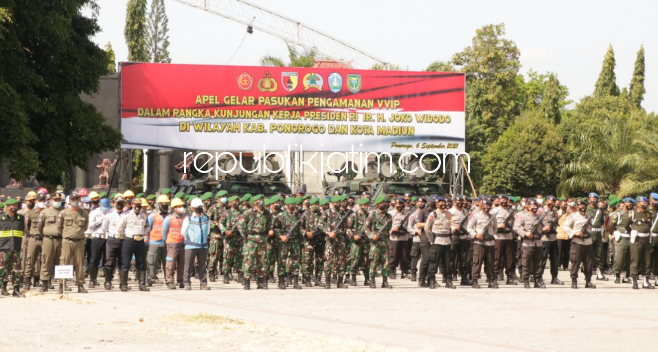 GELAR PASUKAN - Petugas gabungan TNI, Polri dan Pemkab Sidoarjo saat mengikuti gelar apel pasukan pengamanan kedatangan Presiden Jokowi di Alun-Alun Ponorogo, Senin (06/09/2021).