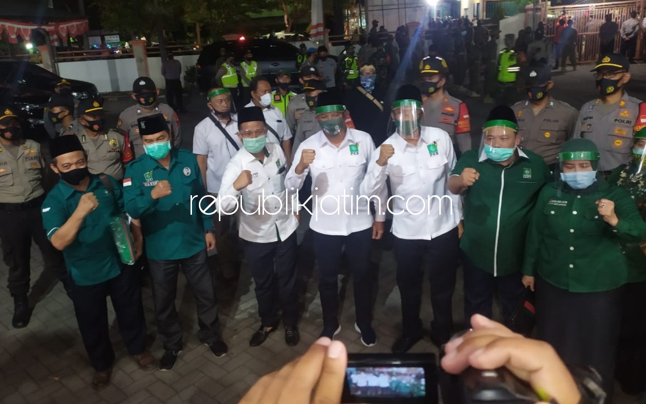 MENDAFTAR - Pasangan Calon (Paslon) Bupati Ahmad Muhdlor Ali (Gus Muhdlor) dan Wakil Bupati Subandi mendaftar ke KPU Sidoarjo sebagai paslon ketiga yang secara resmi mendaftar ke KPU Sidoarjo, Minggu (06/09/2020) malam.