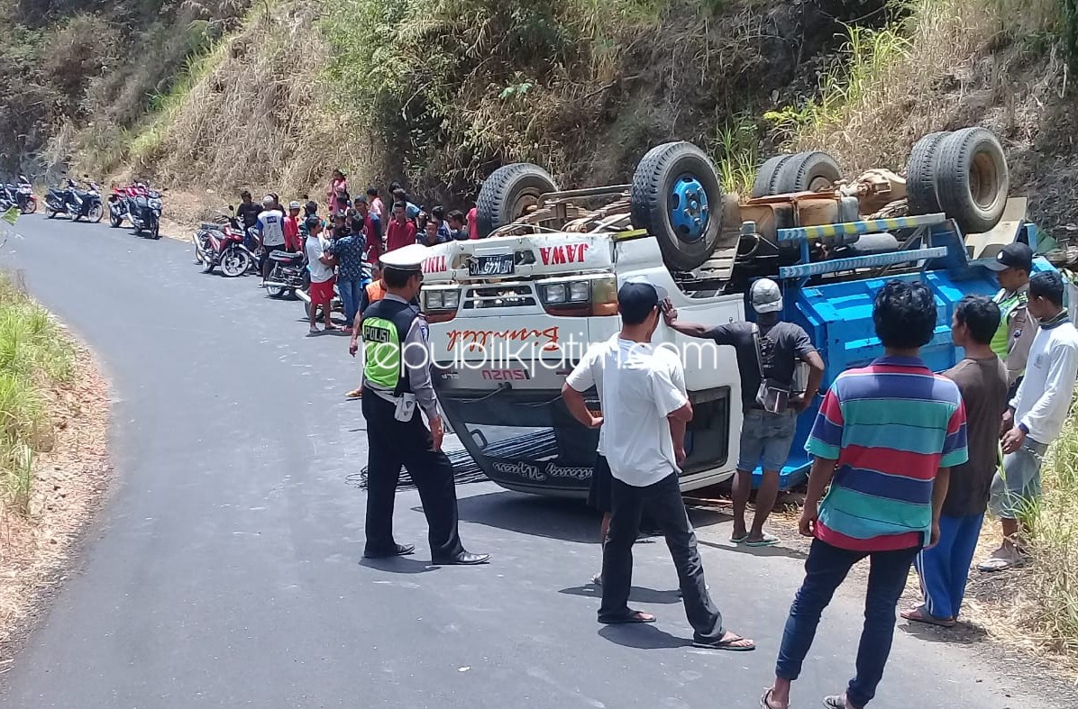 TERBALIK - Truk bernopol AG 1445 VG yang dikemudikan Otis Musifin (34) warga Dusun Bandungan, Desa Slahung, Kecamatan Slahung terbalik di JL Raya Slahung-Ngrayun, Dusun Gembes Desa/Kecamatan Slahung, Ponorogo, Jumat (06/09/2019).
