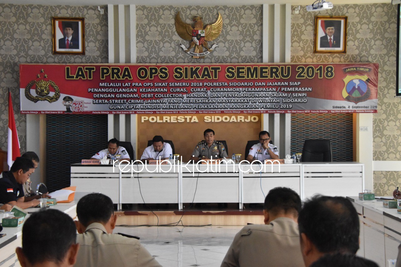 LATPRAOPS - Kabag Ops Polresta Sidoarjo, Kompol Edi Santoso memimpin Latihan Pra Operasi (Latpraops) Sikat Semeru 2018 Polresta Sidoarjo di Aula Bharadaksa Polresta Sidoarjo, Rabu (05/09/2018).