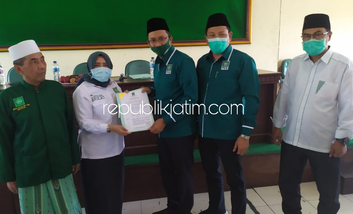 SERAHKAN - Perwakilan DPP PKB, Anik Maslachah menyerahkan rekomendasi kepada Pasangan Calon (Paslon) Bupati dan Wakil Bupati Sidoarjo, Ahmada Muhdlor Ali (Gus Muhdlor) dan Subandi di kantor DPC PKB Sidoarjo, Minggu (06/09/2020). 