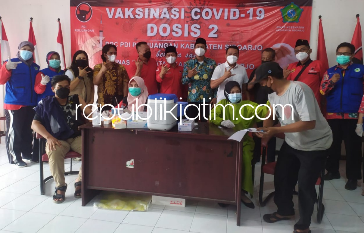 VAKSIN - Bupati Sidoarjo, Ahmad Muhdlor Ali (Gus Muhdlor) mengapresiasi partai politik (parpol) yang mendukung program percepatan vaksinasi seperti dilakukan DPC PDIP Sidoarjo yang memfasilitasi vaksinasi tahap kedua untuk 300 orang, Selasa (07/09/2021).