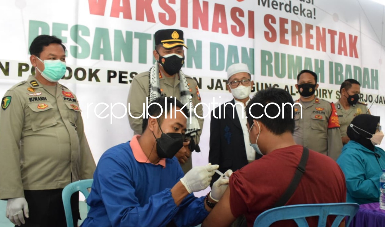 VAKSIN - Kapolresta Sidoarjo, Kombes Pol Kusumo Wahyu Bintoro mengecek vaksinasi serentak pesantren dan rumah ibadah bersama Forkopimda Sidoarjo di Pondok Pesantren Jati Agung Al-Qodiry, Desa Wage, Kecamatan Taman, Sidoarjo, Selasa (07/09/2021).