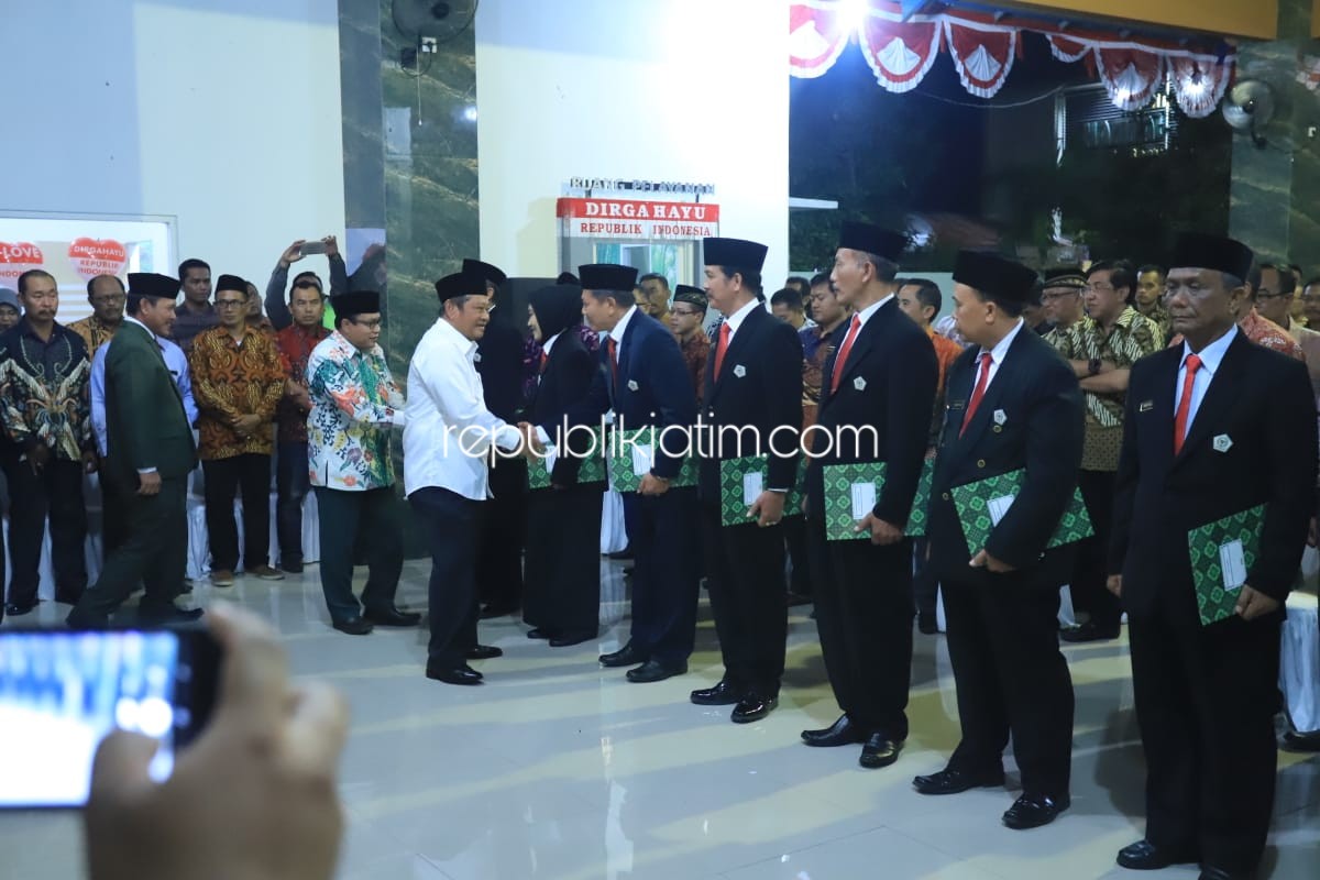 UCAPAN - Bupati Sidoarjo, Saiful Ilah, Ketua DPRD Sidoarjo Sementara, Usman memberikan ucapan kepada 9 BPD Pepelegi, Kecamatan Waru, Sidoarjo yang baru dilantik, Jumat (06/09/2019) malam.