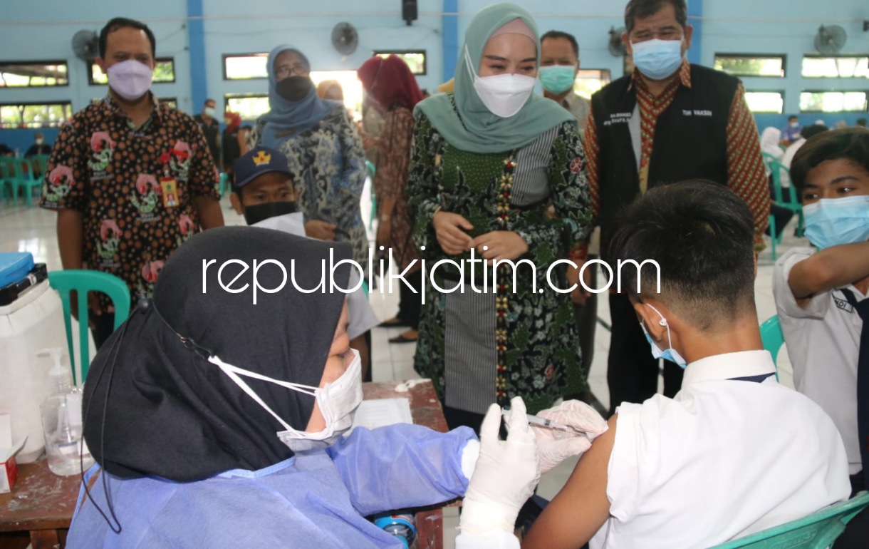 VAKSIN - Istri Bupati Sidoarjo, Ny Sa'adah Ahmad Muhdlor Ali meninjau langsung pelaksanaan vaksinasi yang diikuti 14 sekolah SMP Negeri dan Swasta untuk 1.900 siswa di SMPN 2 Sidoarjo, Selasa (07/09/2021). 