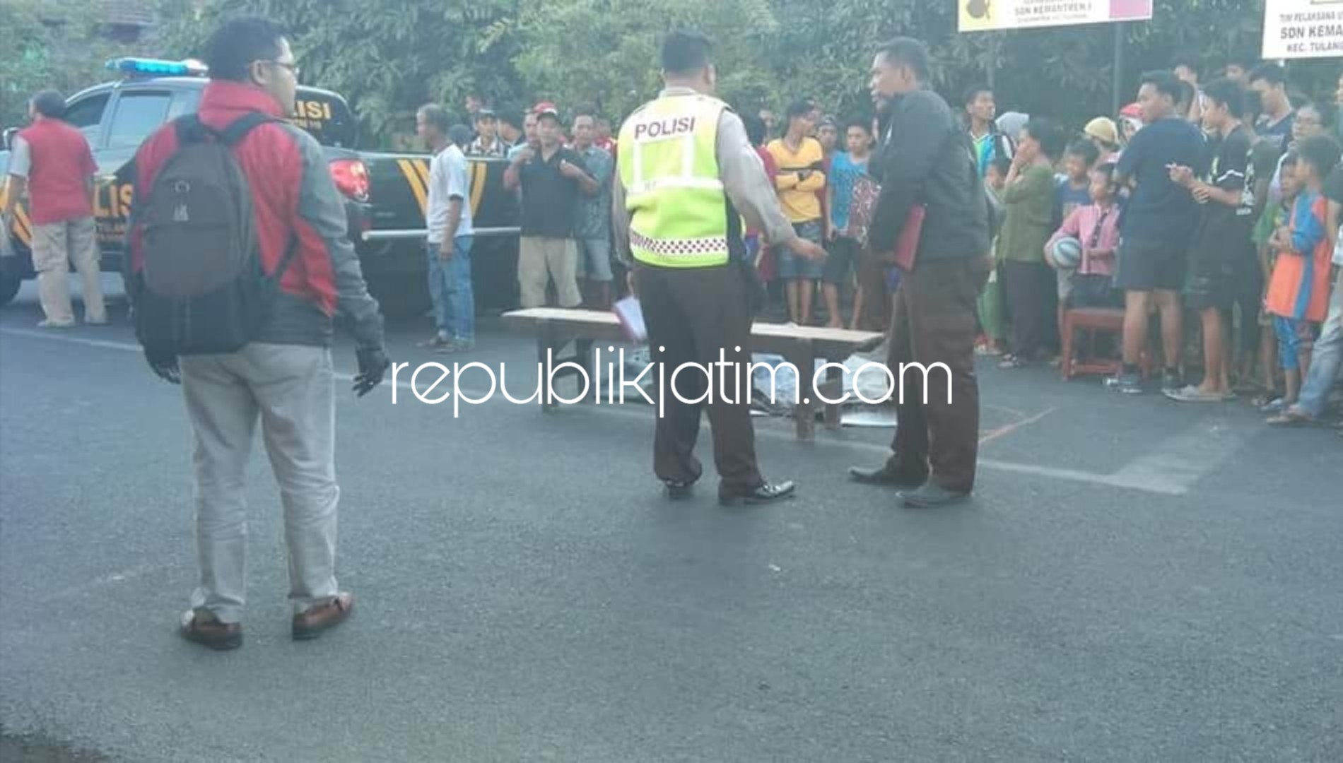 TEWAS - Pelajar korban kecelakaan, Aisyah Nur Ihsani tergeletak di JL Raya Desa Kemantren, Kecamatan Tulangan, Sidoarjo sebelum dievakuasi petugas ke RS Siti Fatimah Tulangan, Jumat (07/09/2018).