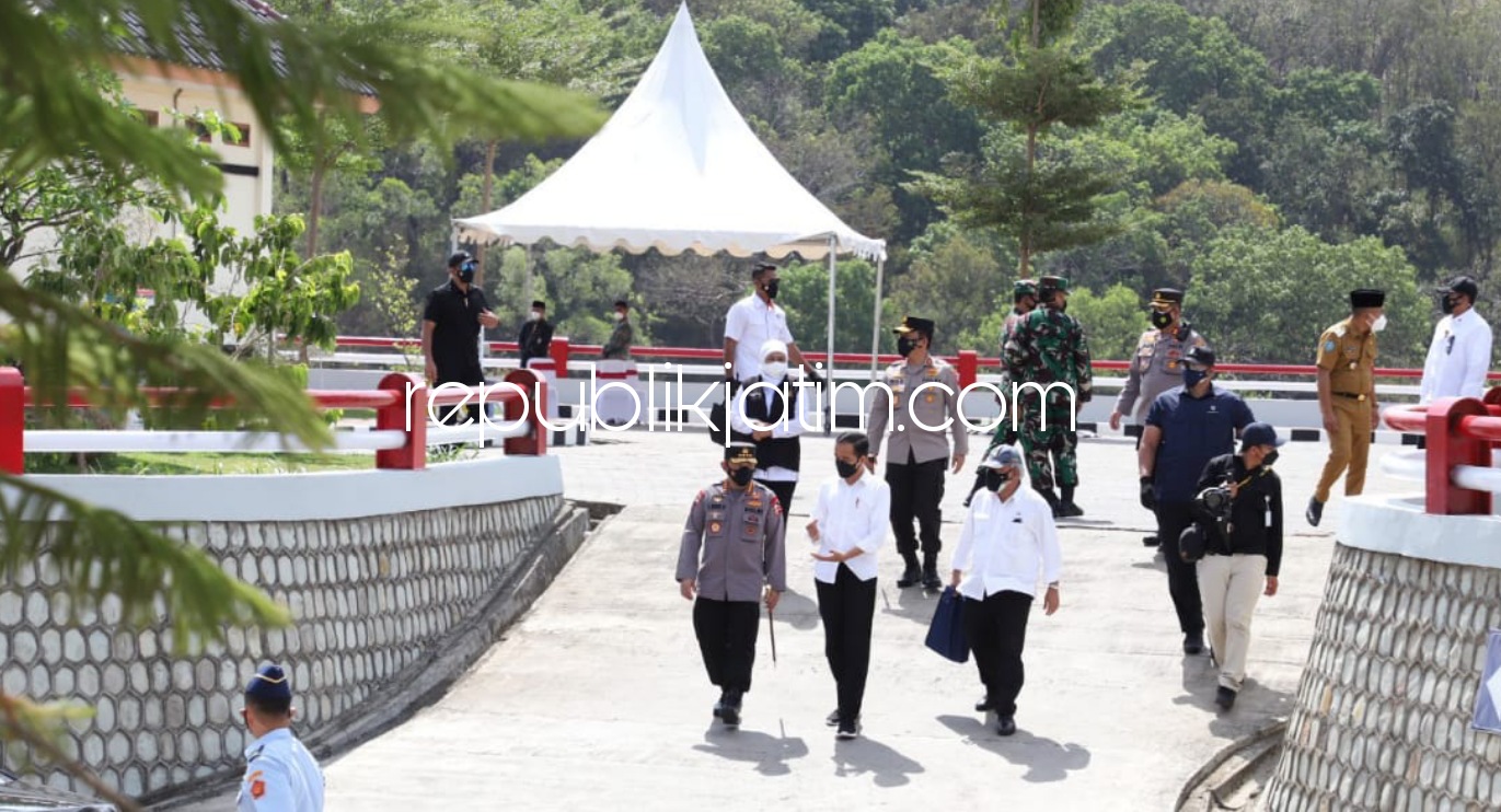 RESMIKAN - Presiden RI Joko Widodo (Jokowi) didampingi Kapolri, Gubernur Jatim, Bupati serta Wakil Bupati Ponorogo meresmikan Bendungan Bendo dan memonitoring vaksinasi pelajar dan santri, Selasa (07/09/2021).