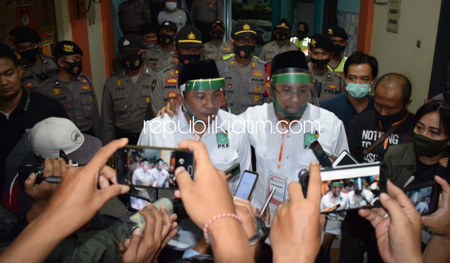 KETERANGAN - Paslon Bupati Ahmad Muhdlor Ali (Gus Muhdlor) dan Wakil Bupati Subandi memberikan keterangan pers usai pendaftaran di KPU Sidoarjo, Minggu (06/09/2020) malam.