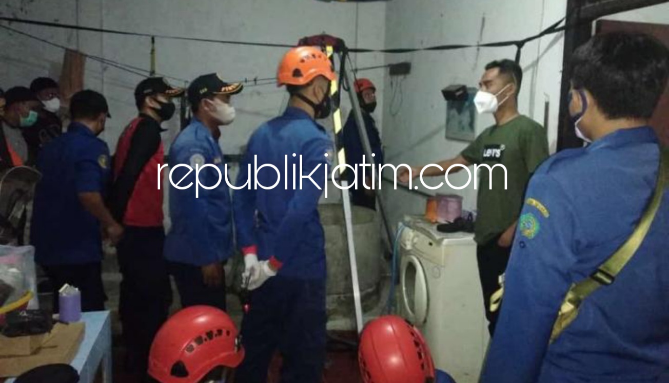 EVAKUASI - Para petugas BPBD Pemkab Sidoarjo dan tim Inafis Polresta Sidoarjo mengevakuasi jenazah korban pembunuhan Dira Vani (20) dan Dea Clara (12) dari dalam sumur rumah kontrakan di Dusun Wedoro Sukun Desa Wedoro, Kecamatan Waru, Selasa (07/09/2021).