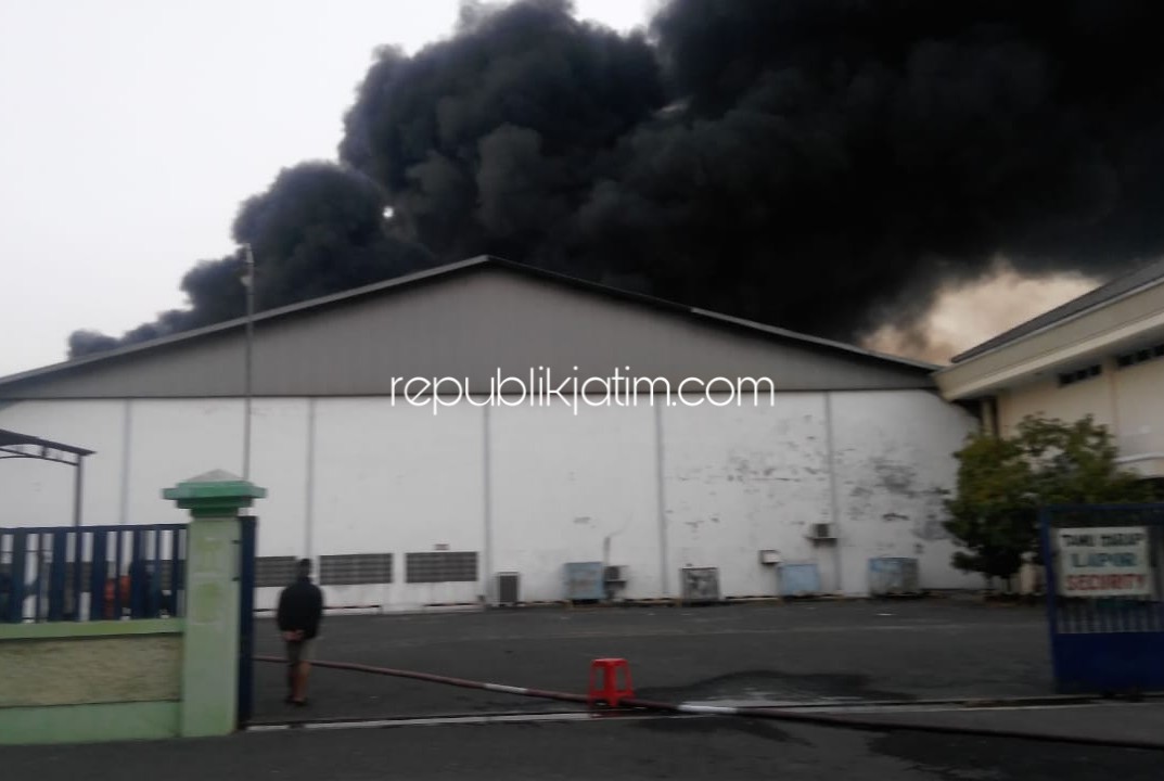 TERBAKAR - Pabrik plastik PT Kemas Perdana Internasional (KPO) di Desa Sidomulyo, Kecamatan Buduran, Sidoarjo mengalami kebakaran hingga bagian belakang pabrik ludes terbakar, Sabtu (07/09/2019) sore.