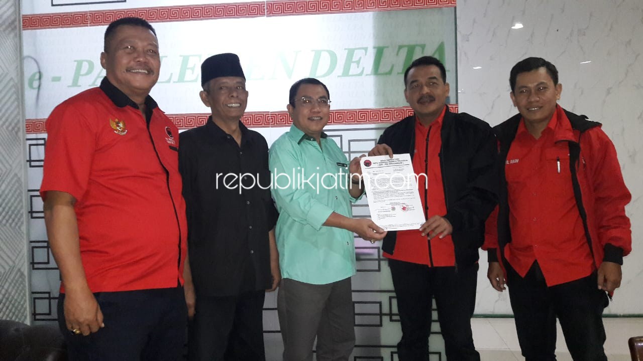 PENYERAHAN - Ketua DPC PDIP Sidoarjo, Sumi Harsono didampingi pengurus lainnya menyerahkan Surat Penetapan Bambang Riyoko sebagai Wakil Ketua DPRD Sidoarjo kepada Ketua DPRD Sidoarjo Sementara, Usman, Sabtu (07/09/2019).