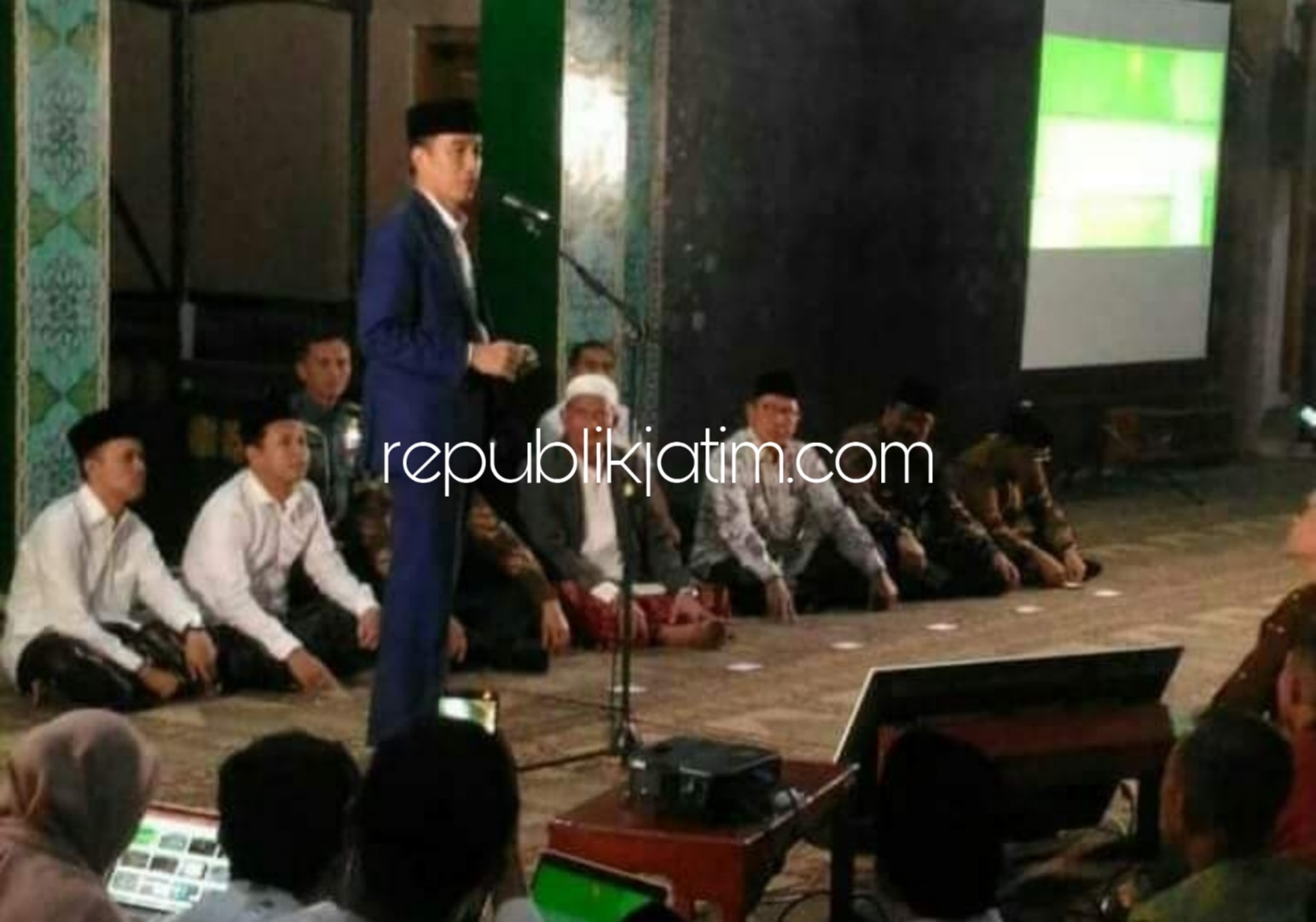 PAPARAN - Presiden RI, Joko Widodo memberikan paparan di hadapan ribuan santri dan kiai di masjid Pondok Pesantren Progesif Bumi Shalawat, Desa Lebo, Kecamatan Sidoarjo, Kamis (06/09/2018) malam.